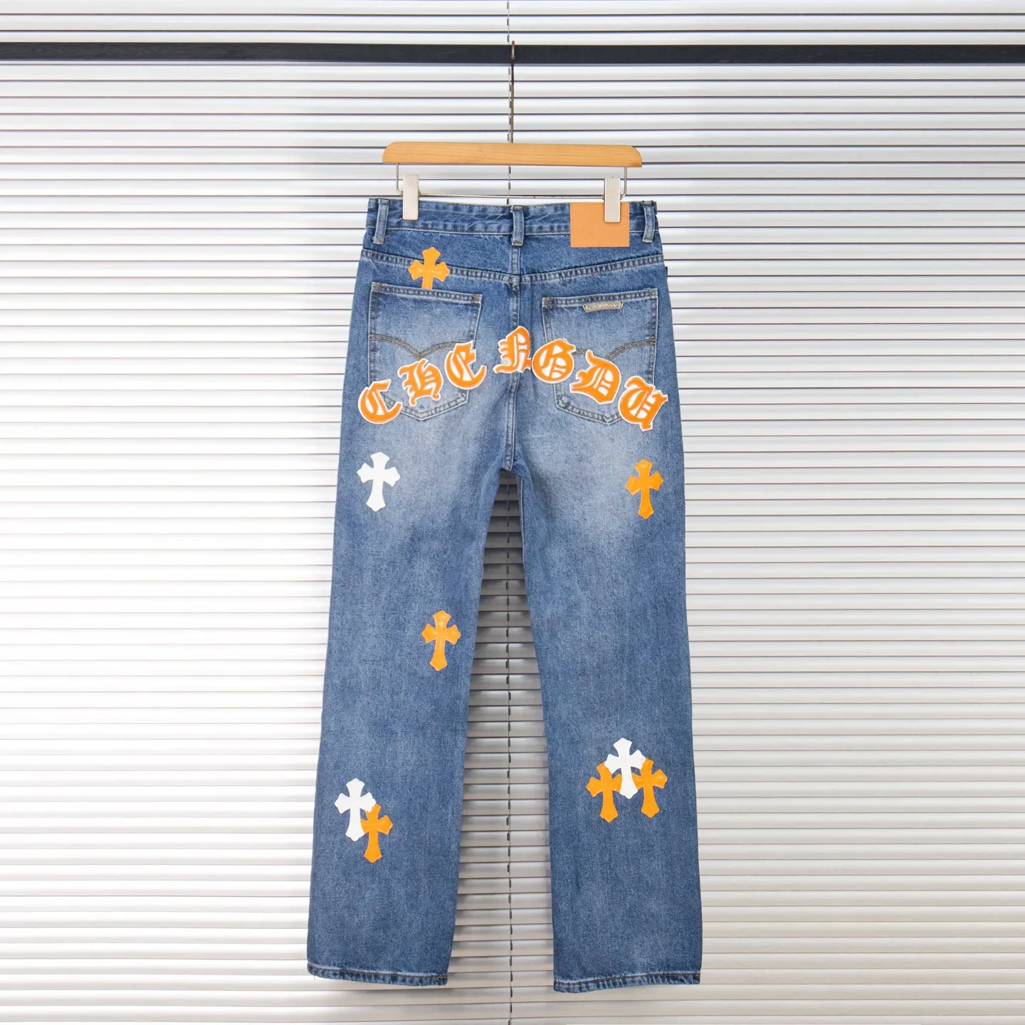 P260 Chrome Hearts light blue pants, Sanskrit yellow and white patchwork leather jeans. CH jeans need to be washed before being dismantled and then hand-stitched with sheepskin cross leather and then spliced ​​together. The whole piece has too many craftsmanship to explain. The patchwork is decorated with cross flowers, and the high-waisted washed jeans! ! Absolutely high-end luxury products, god-level single products and super popular products, made with top heavy industry, a must-see magic weapon. Customized hardware. The fabric is thick and soft after washing. It has good breathability. Customized small leather label. Unique design. The details are simple and elegant, and the workmanship is exquisite. The entire trousers are neatly routed and the details are in place! It’s so cool that both men and women can easily control the genderless trend! Style number: 1804# Color: blue Size: 28 30 32 34